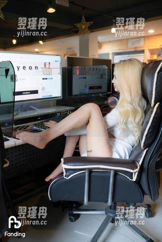 黑色魅力：Hyoyeon(김효연)在高清照片里找到了自己的‘暗黑之心’！-翌瑾冉
