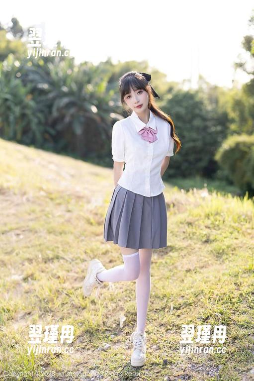Xiuren秀人网 - 红裙套图：筱慧icon正在和风争吵，谁会赢呢？-翌瑾冉