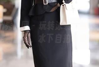 Xiuren秀人网 - 玩转泳装：趁热拿铁latte的定制图集，水下自拍也是志在必得