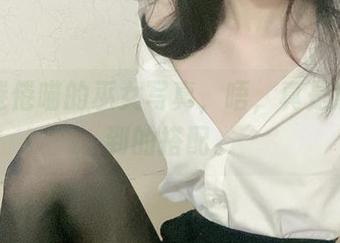 观看倦倦喵的巫女写真，唔，真是意想不到的搭配。