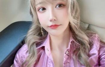 只想对着啾小妍的美腿评论一句，不光是看，好像有点入迷啊！