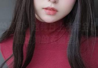女主K的原图：这纯白上衣完全让我想要搬进她的衣橱里。