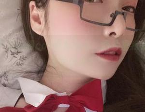 小泉学姐吖以校服cos惊艳四座，图片里我是不是也能看到青春？