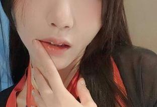 微密圈 - 图库最新透视！小玉吃果冻的白背心与牛仔短裤，我敢打赌你也想试试！