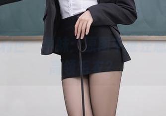 “抖娘利世”学妹：原图中谁注意到她的高领毛衣？