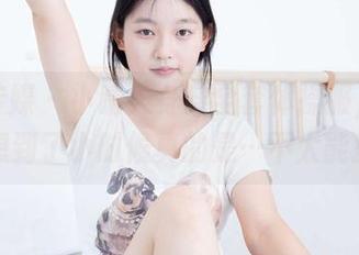 物恋传媒 - 小晴天身穿全套体操服，原图让我想到了小时候真的是…不太能描述。