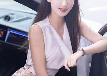 秀人网 - 短裙就是要这样穿啊！玥儿玥的原图壁纸，亲密感满分！