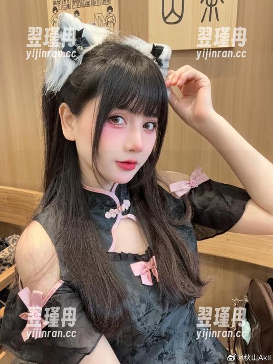 秋山AkI的旗袍写真,原图:这花纹还挺特别的,像极了奶奶的老布料,惹人怀旧。-翌瑾冉 秋山AkI的旗袍写真,原图:这花纹还挺特别的,像极了奶奶的老布料,惹人怀旧。-翌瑾冉