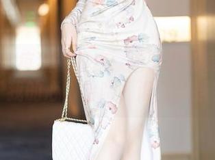 语画界 - 疯狂的图库：唐宁宁的美足征服了我的心，哈哈，谁能抵挡？