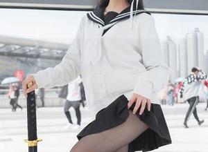 雪琪SAMA制服姐姐，美图中的清纯与俏皮，是不是该培养点对她的想象？