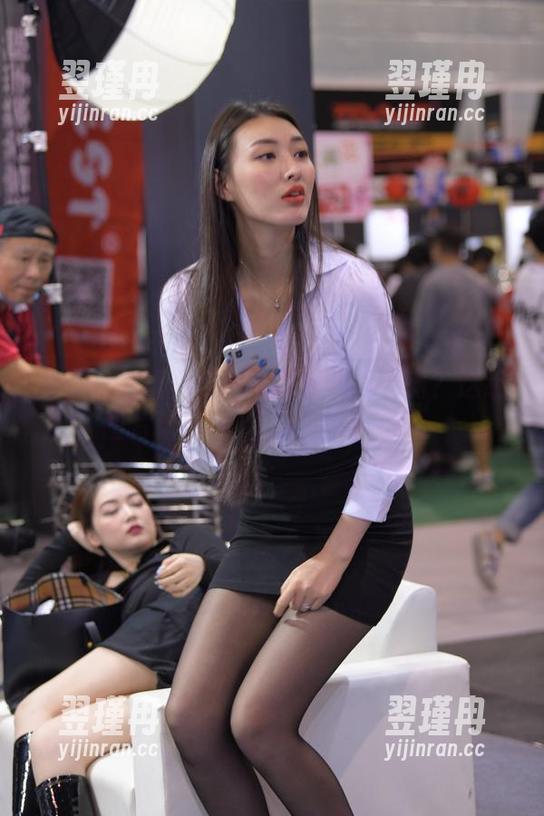 魔镜街拍里不是说皮裤很难驾驭嘛?这组图片让我reconsider一下。-翌瑾冉 魔镜街拍里不是说皮裤很难驾驭嘛?这组图片让我reconsider一下。-翌瑾冉