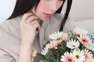 鹿野希摆出吊带姿势，跟我说，这也太好下载了吧，还是免费的！